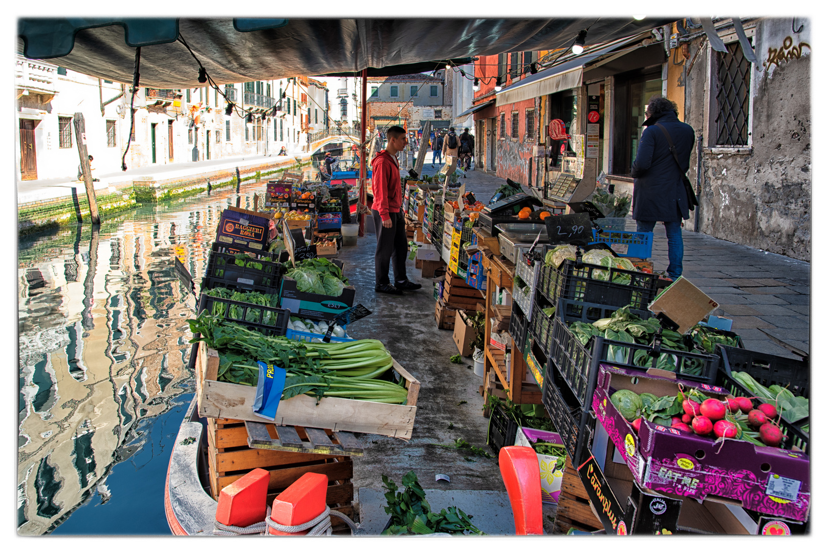 Marktschiff mit Obst und Gemüse