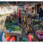 Marktschiff mit Obst und Gemüse