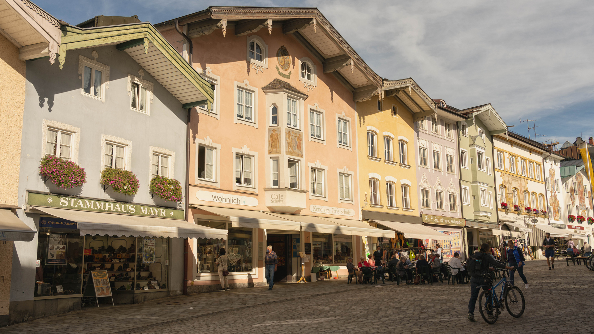 Marktstraße Bad Tölz an einem schönen Oktobertag