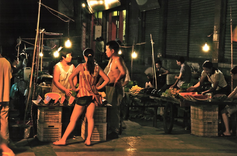 Marktszene bei Nacht in China