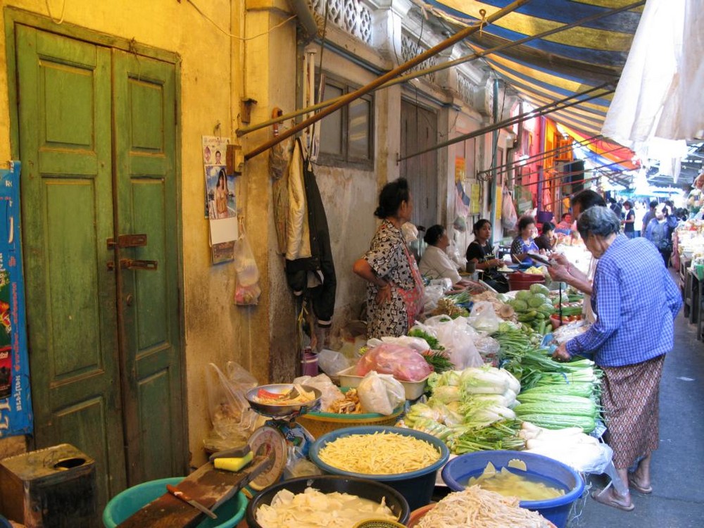 Marktszene in den Gassen von Petchaburi
