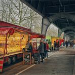 Markttag unter der S-Bahntrasse