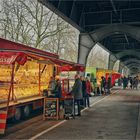 Markttag unter der S-Bahntrasse