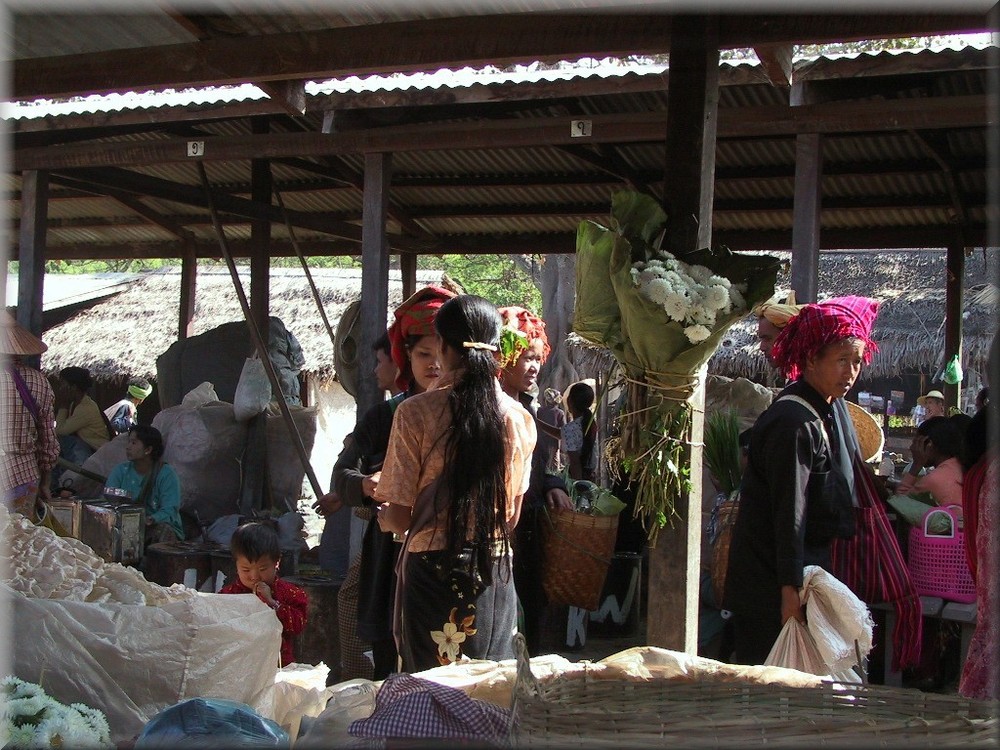 Markttreiben am Inlesee ( Burma)