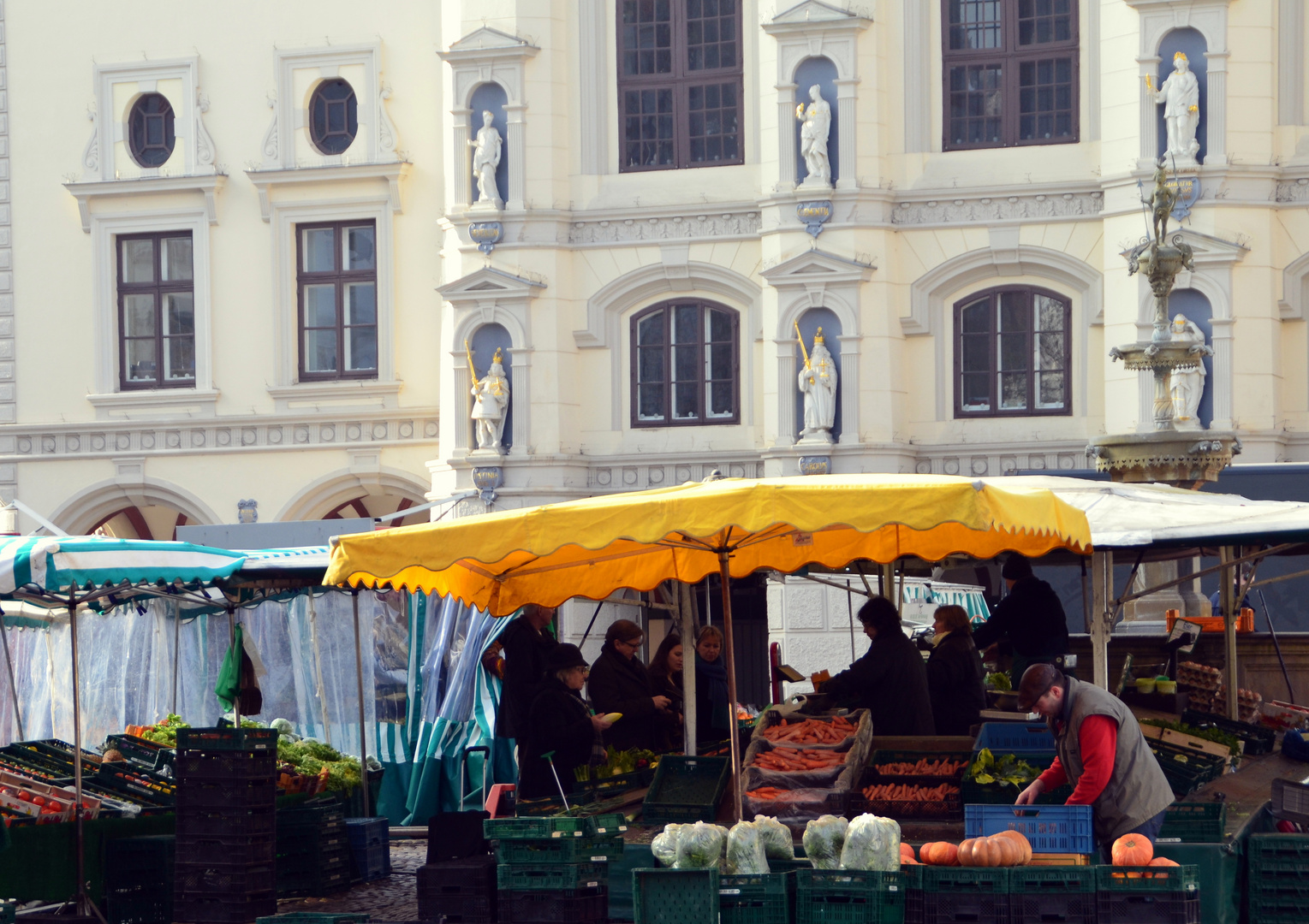 Markttreiben vor dem Lüneburger Rathaus