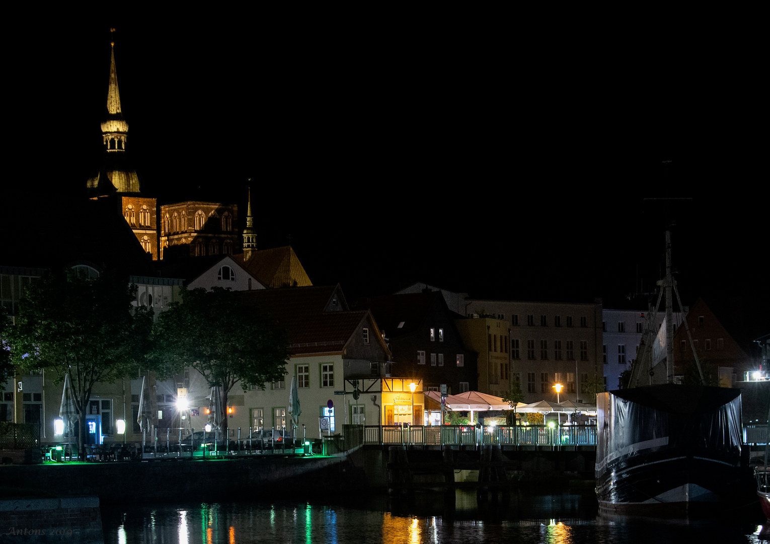 Marktumgebung in Stralsund kurz vor Mitternacht.