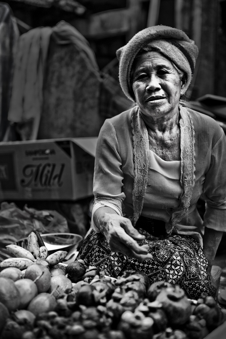 Marktverkäuferin in Indonesien