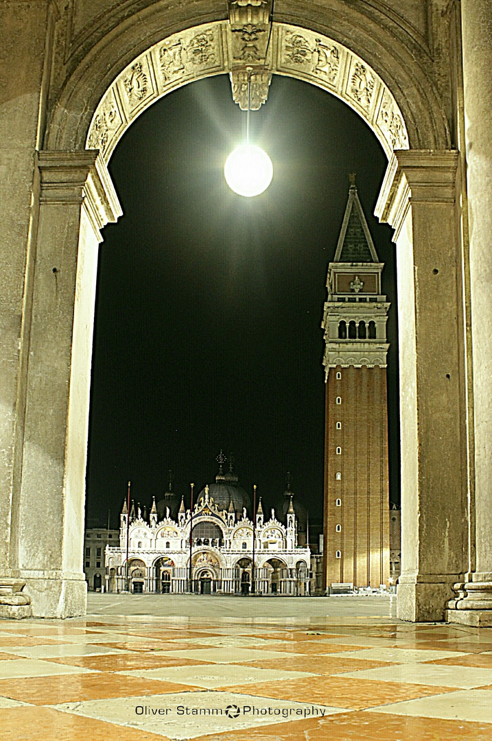 Markusplatz in Venedig, Italien nachts. Piazza San Marco, Venezia, Italy at night. 