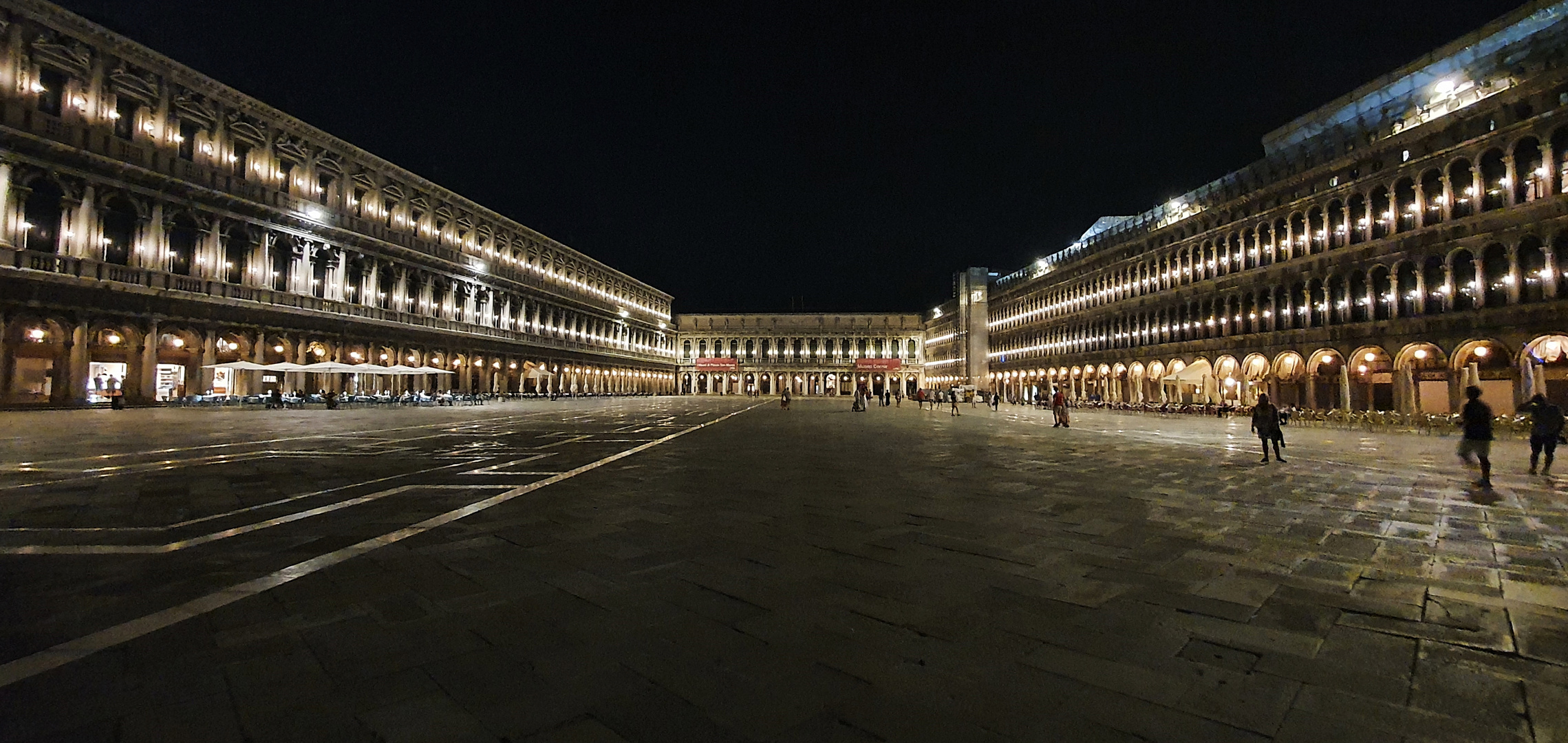 Markusplatz in Venezia bei Nacht