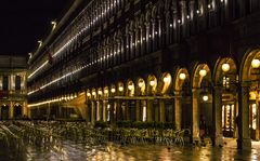 Markusplatz:  nachts, nach dem Regen