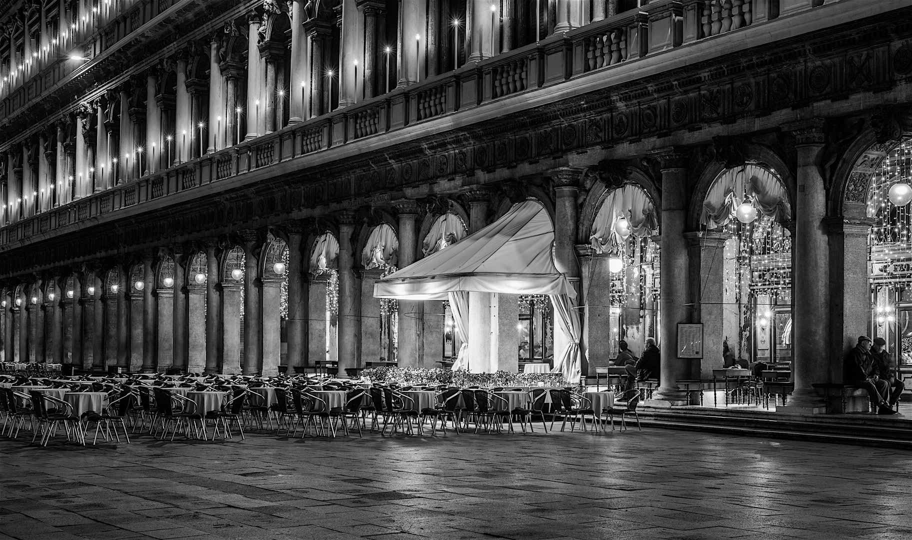 MARKUSPLATZ @ NIGHT