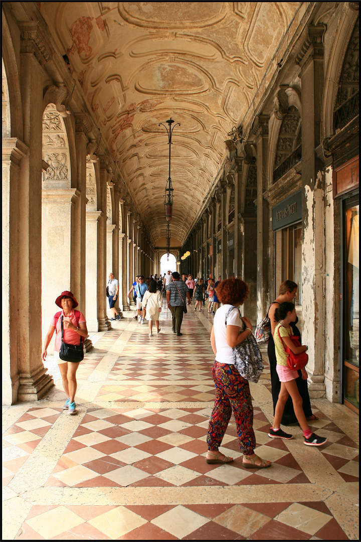 Markusplatz Rundbogen Venedig