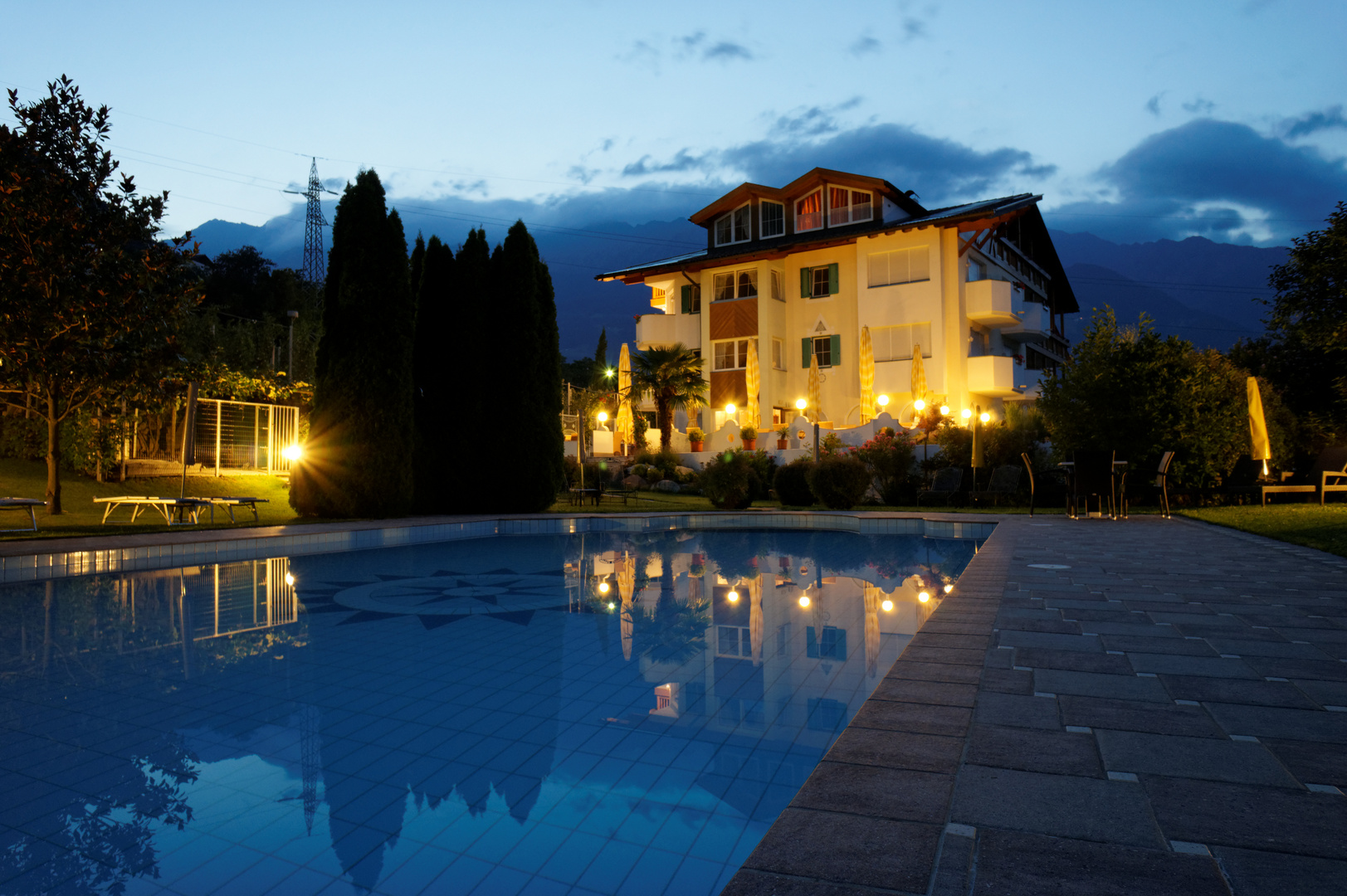 Marling Südtirol nahe bei Meran, Hotel Kristall, Abendstimmung am Hotel