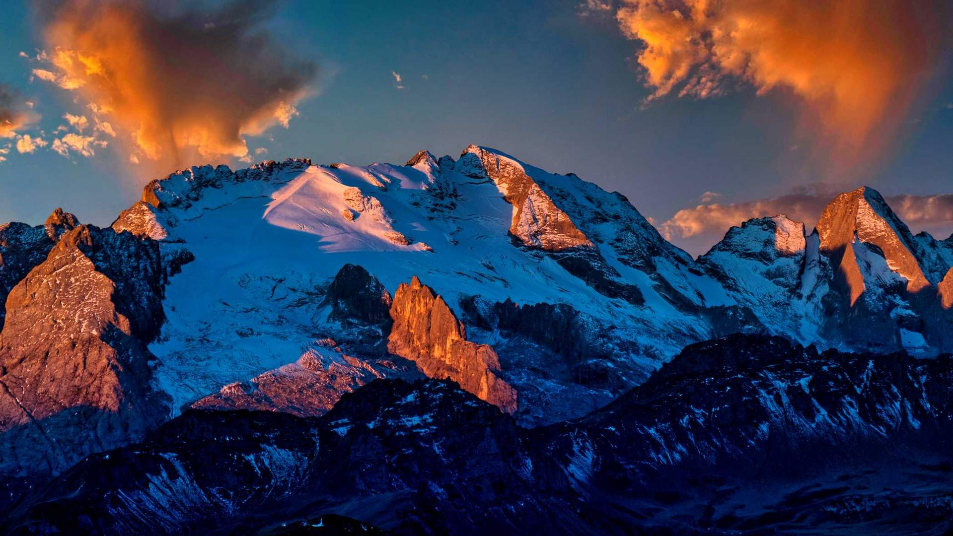 Marmolada (Dolomiten) bei Sonnenaufgang