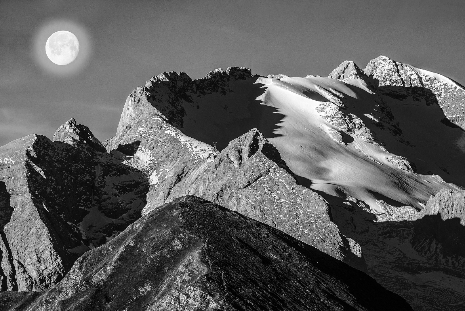 Marmolada Dolomitenlandschaft,Der Mond hat einen Hof