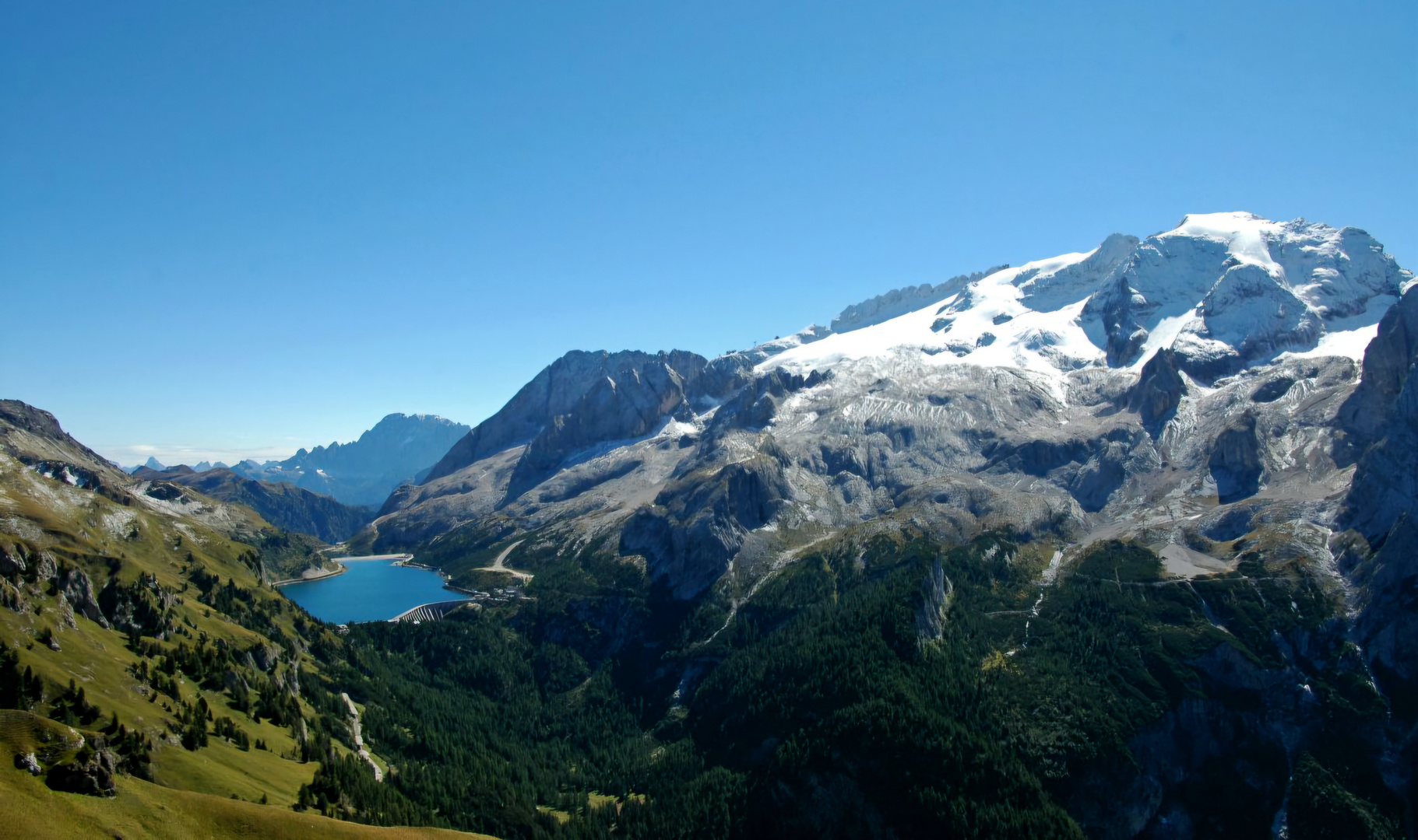 Marmolada mit Gletscher und Lago di Fedaia