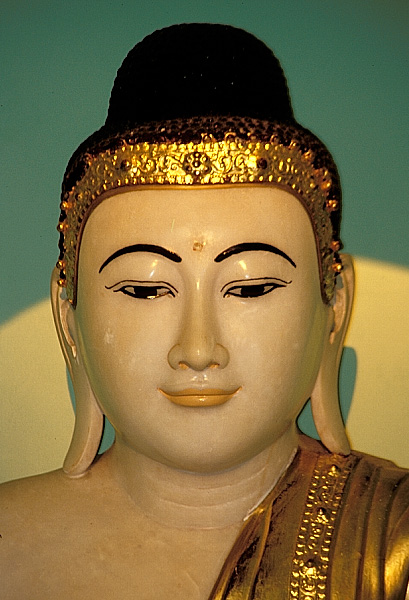 Marmor-Buddha in der Shwedagon-Pagode