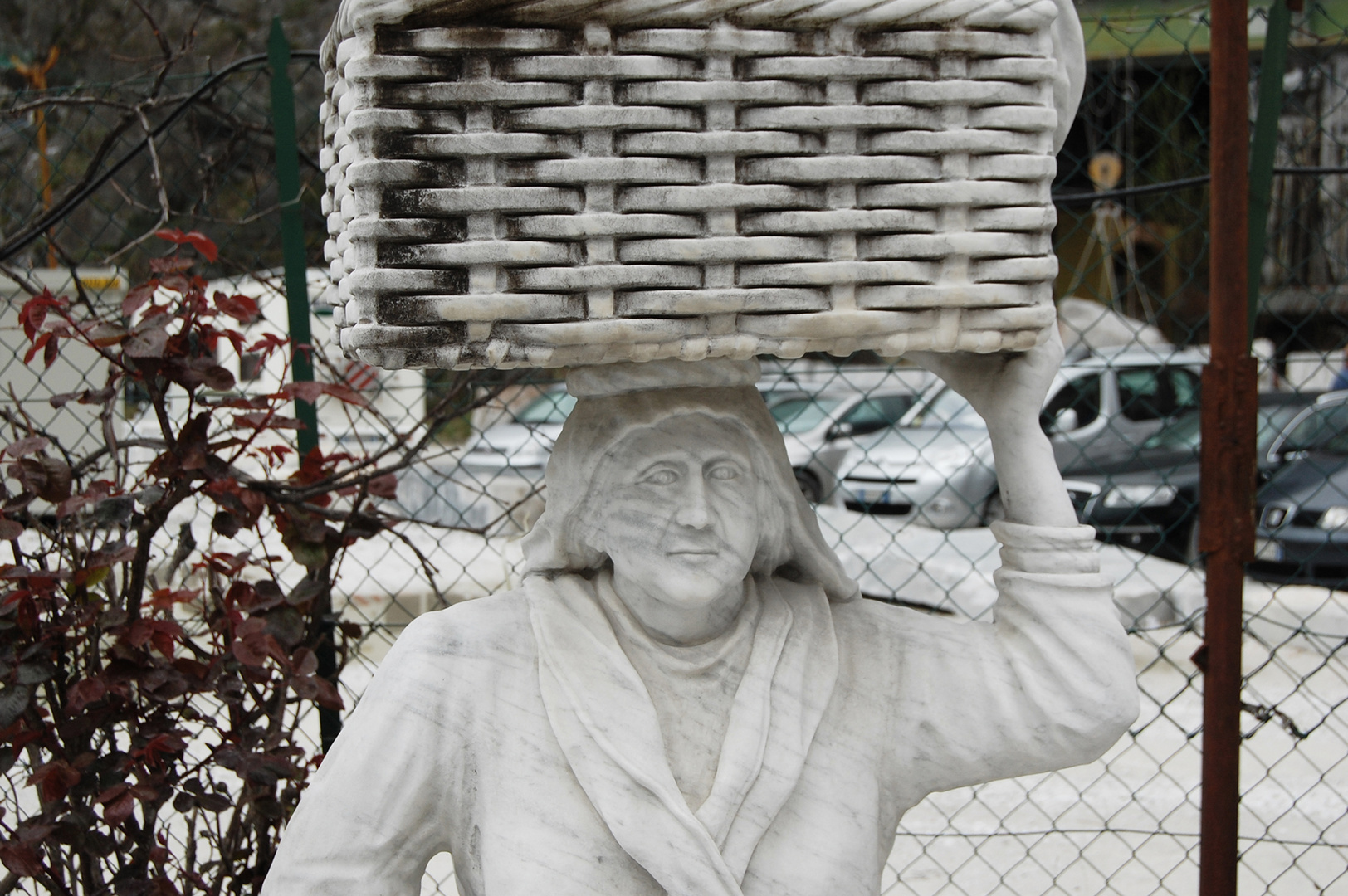 Marmor-Skulptur: Frau mit Korb