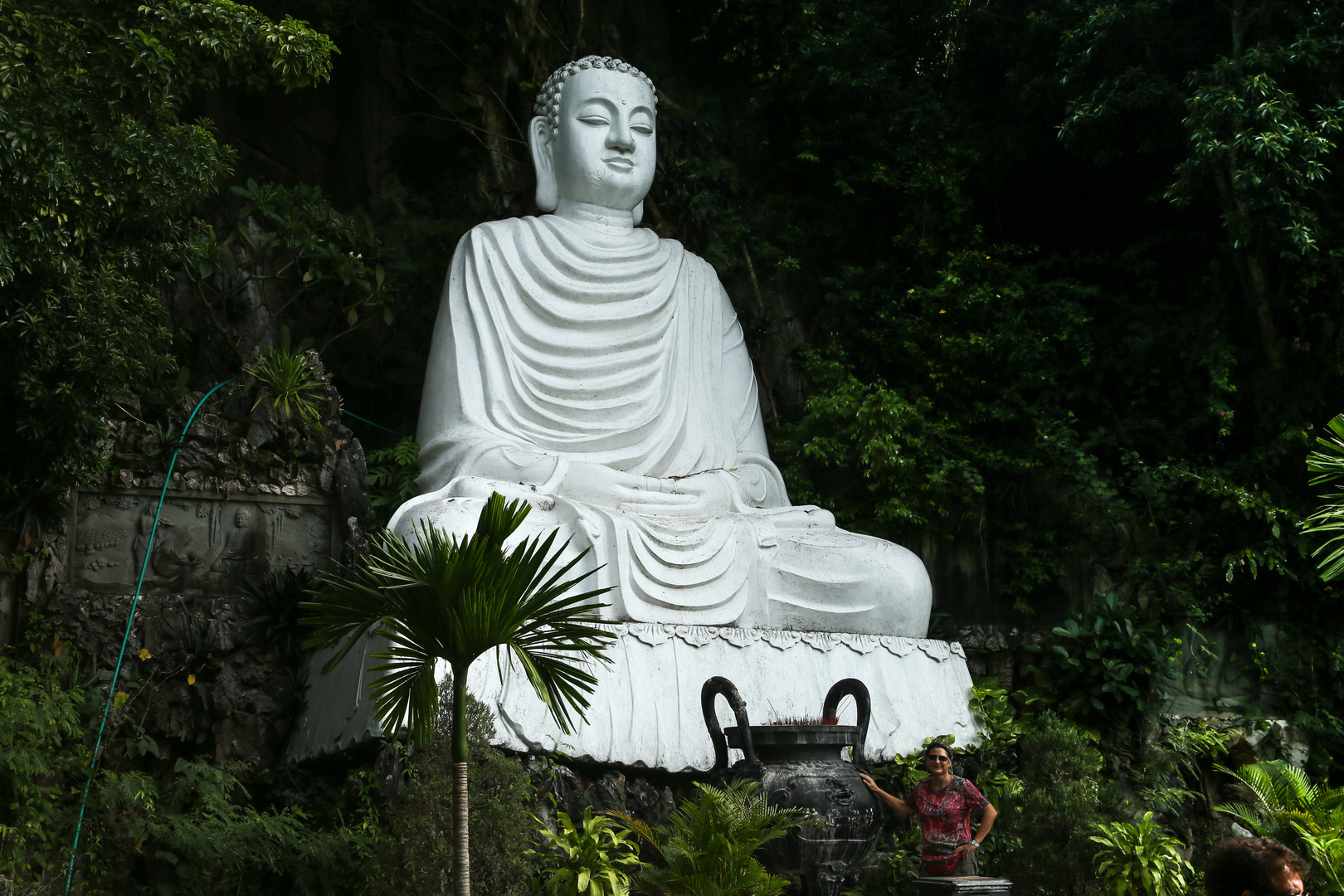 Marmorberge, weißer Buddha