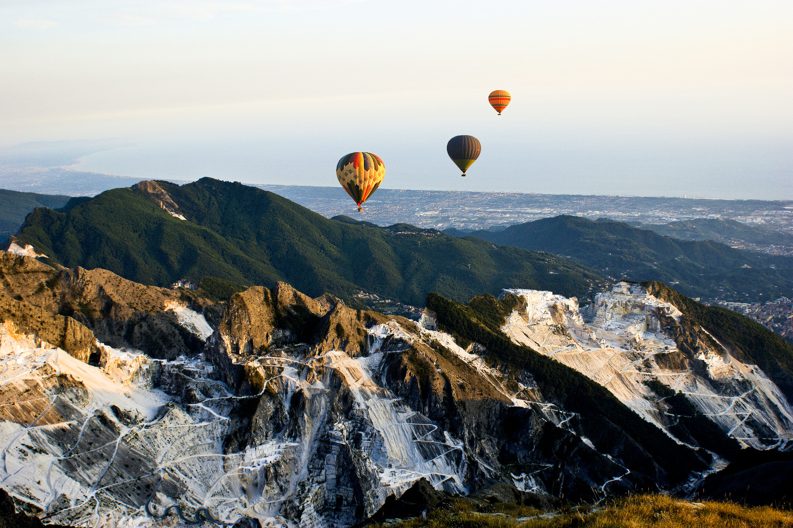 Marmorbrüche Carara in der Abendsonne (Italien)