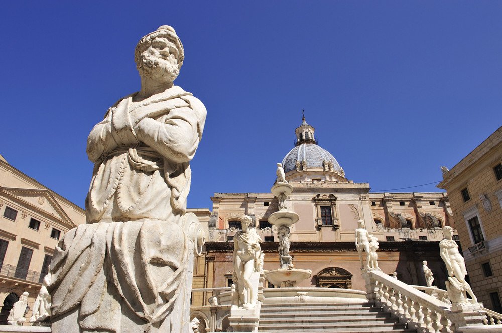 Marmorbrunnen auf der Piazza Pretoria in Palermo