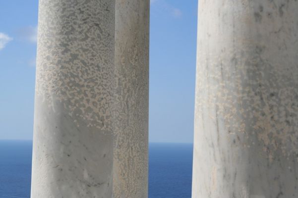 Marmorsäulen am Meer
