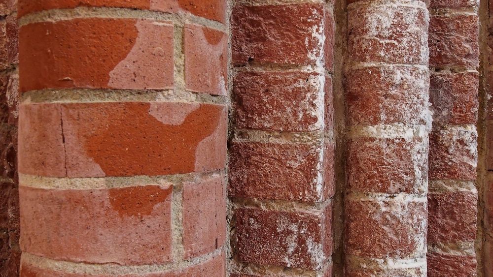 Marode Details an Backsteinpfeilern der Pilsumer Kreuzkirche (Ostfriesland)