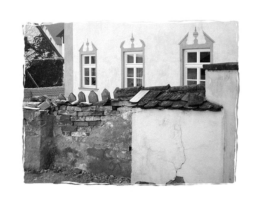 Marode Mauer vs. Restauriter Pfarrhof