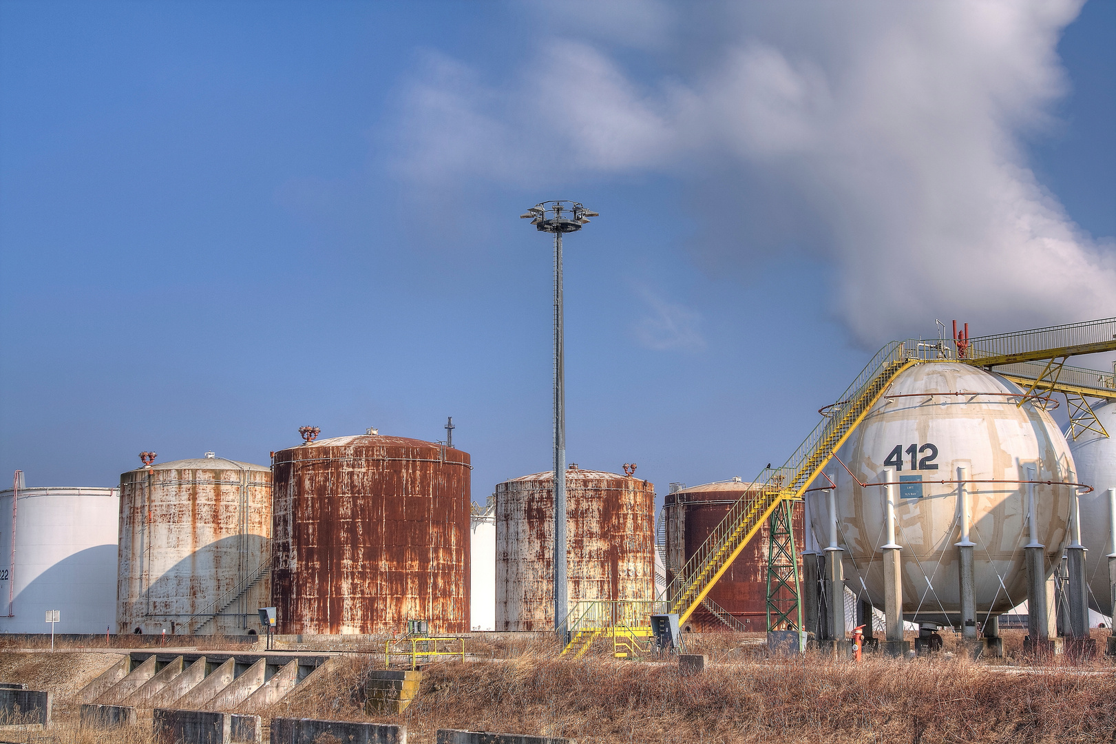 -- Marode Tanks einer Raffenerie in Ingolstadt --