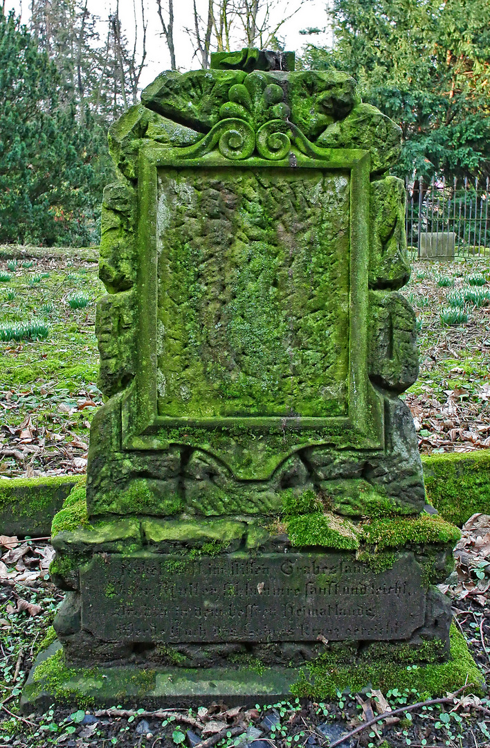 Maroder Grab-/Gedenkstein auf einem alten Friedhof