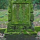 Maroder Grab-/Gedenkstein auf einem alten Friedhof