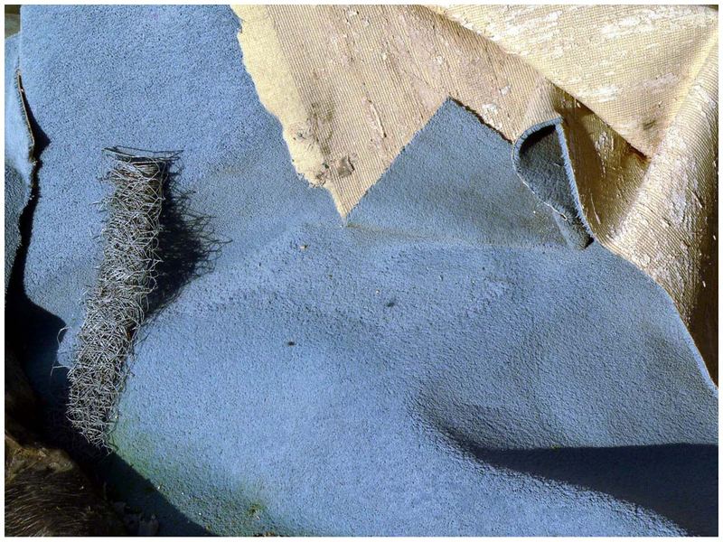 Maroder Teppichboden mit einer Rolle ausgeleierten Maschendrahts