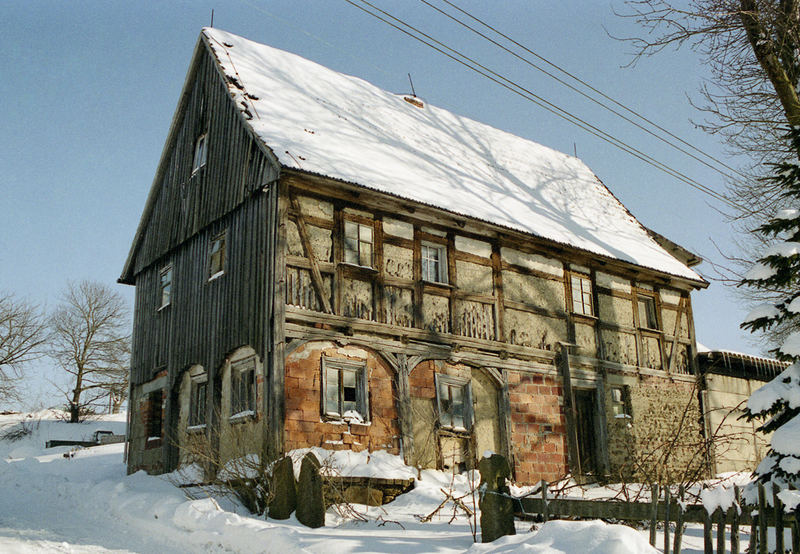 Marodes Haus in Langburkersdorf bei Neustadt (Sachsen).