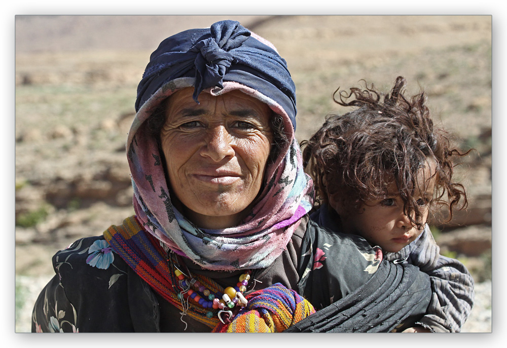 Marokko - Berber Oma und ihr Enkel