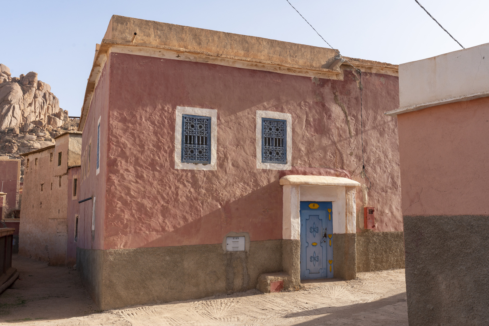 Marokko Haus mit blauer Tür und Gitter