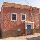 Marokko Haus mit blauer Tür und Gitter