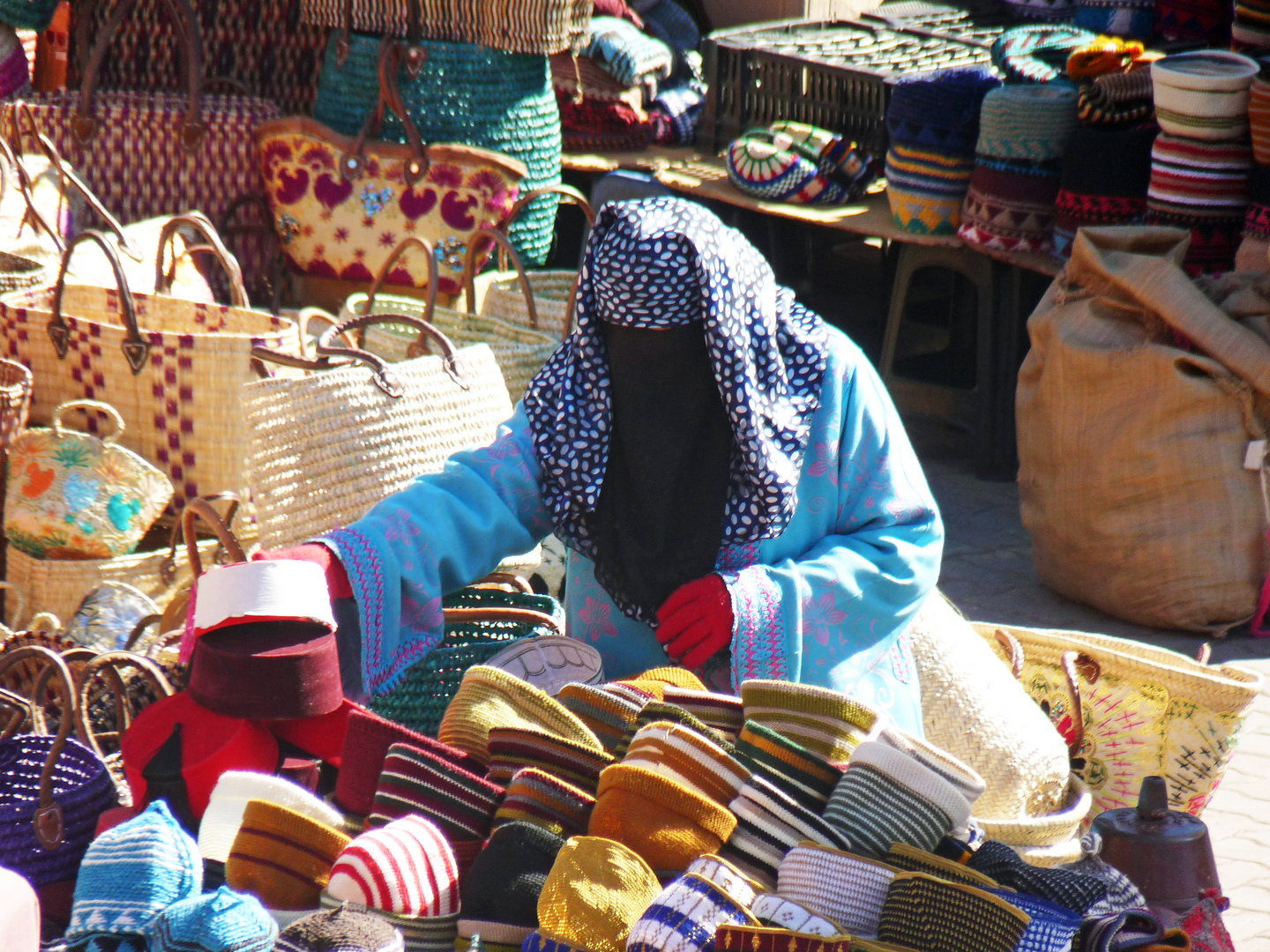 Marokko - *Marktfrau* (Markt von Marrakesch)