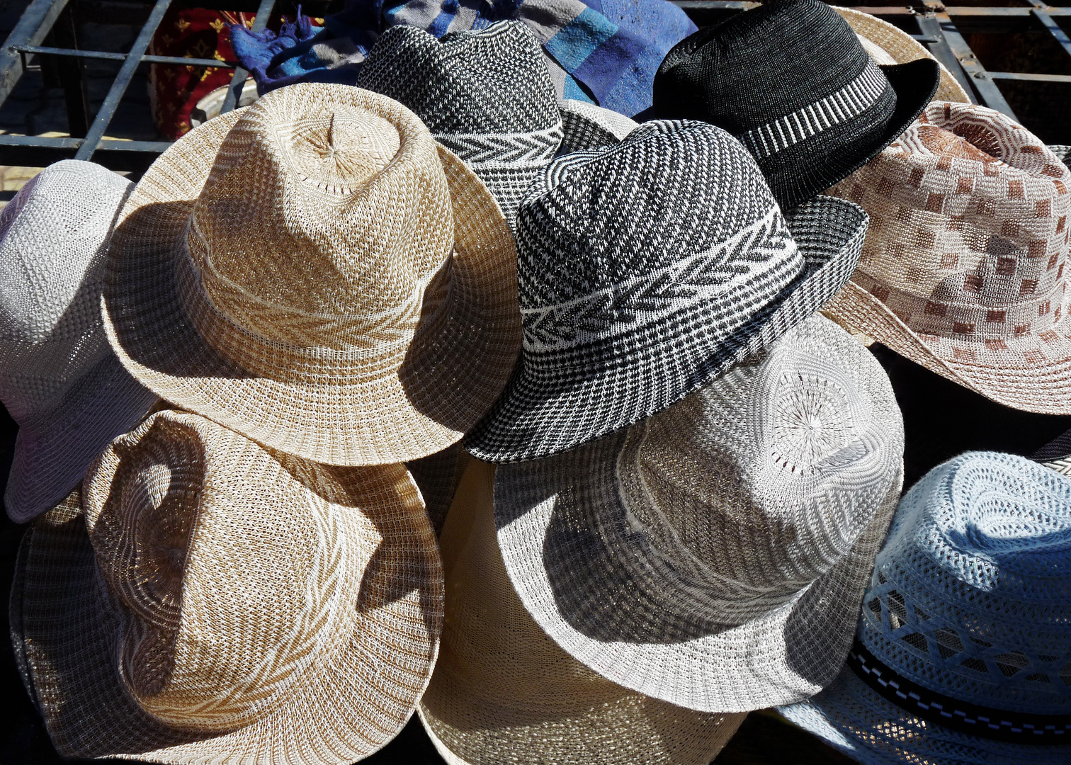 Marokko - *Oder doch besser einen Hut?* (auf dem Markt von Marrakesch)