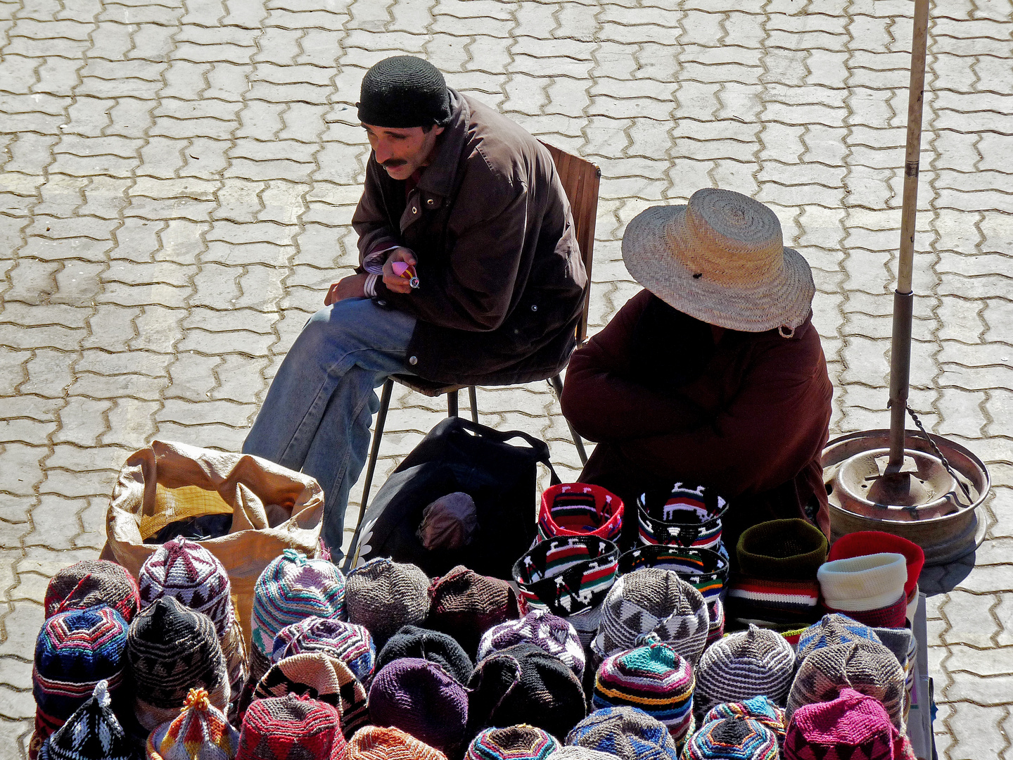 Marokko - *Warten auf Kundschaft* (Markt von Marrakesch)