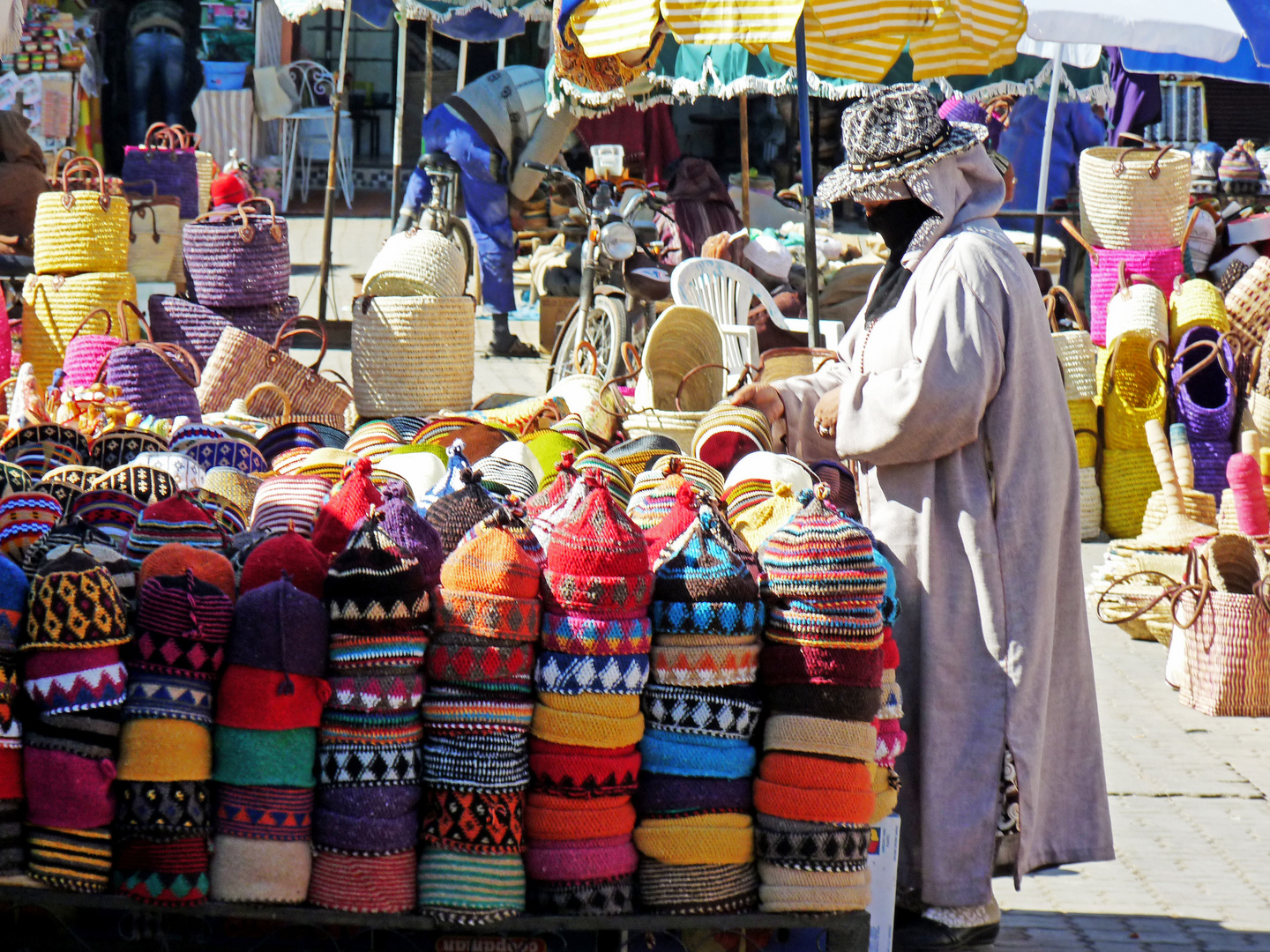 Marokko - *Welche Mütze?* (auf dem Markt von Marrakesch)