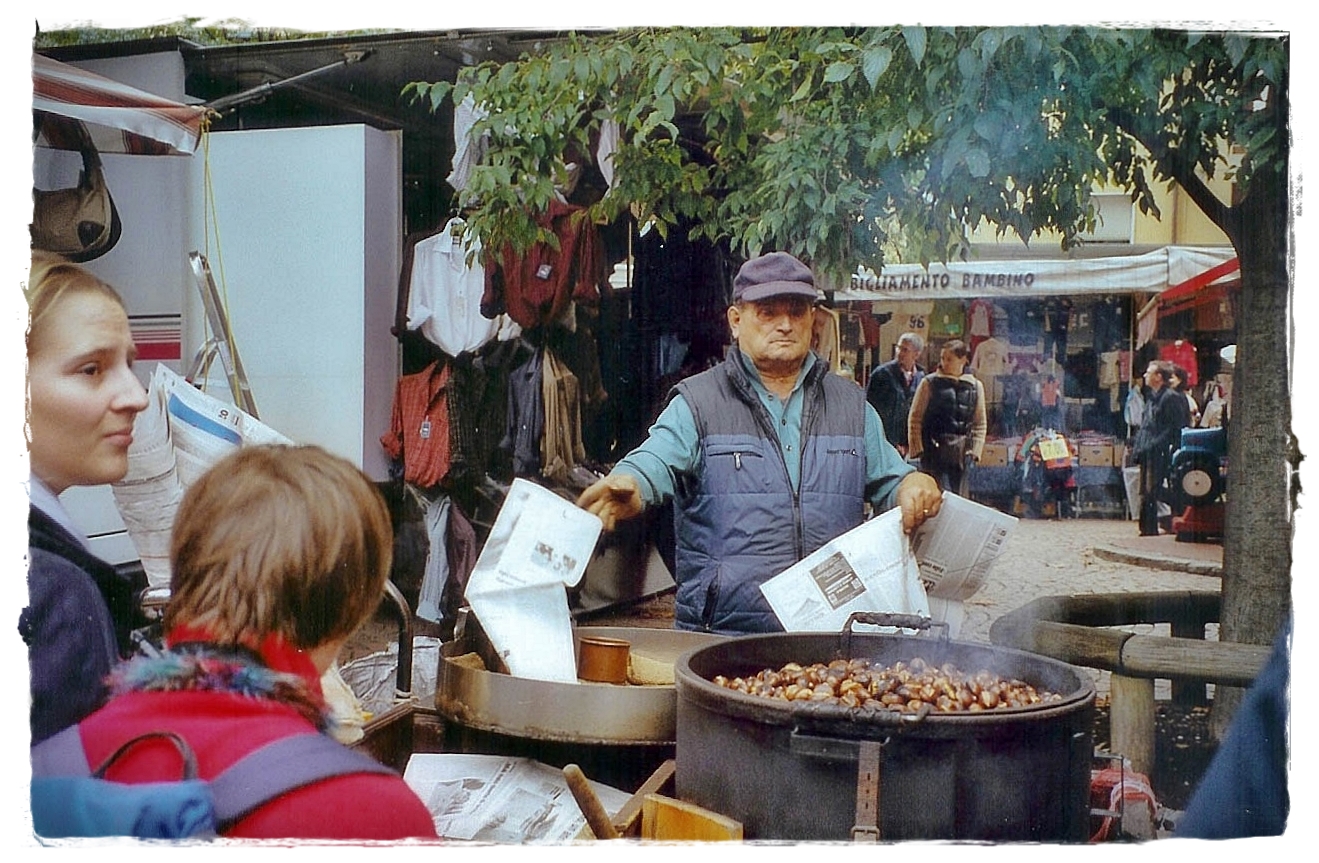 Maronenverkäufer auf dem Wochenmarkt in Laveno am Lago Maggiore