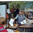 Maronenverkäufer auf dem Wochenmarkt in Laveno am Lago Maggiore