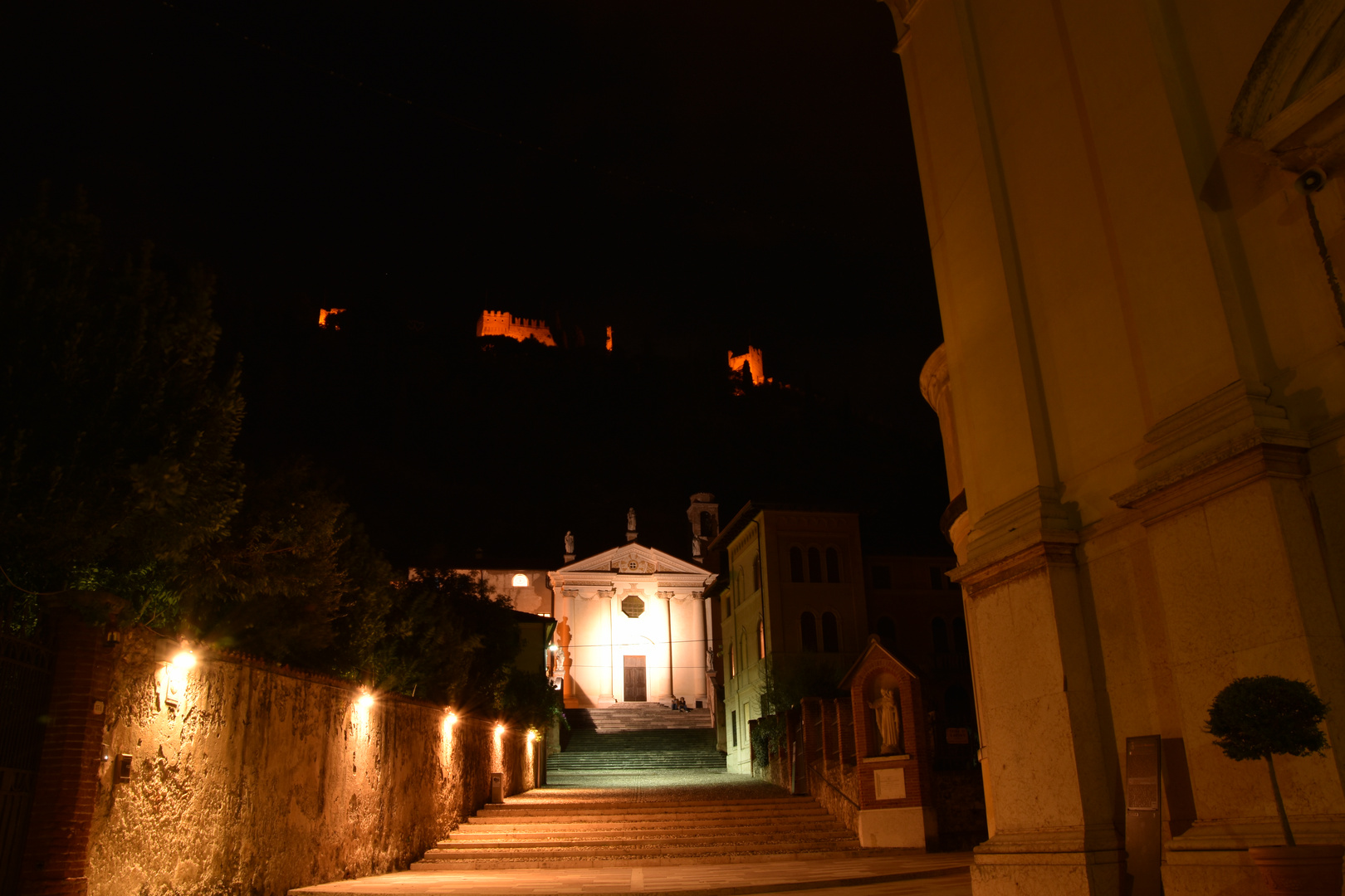 Marostica Blick bei Nacht auf alte Kirche