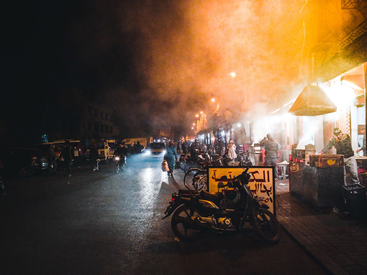 Marrakesch, abends in der Rue Bab Tagzhout