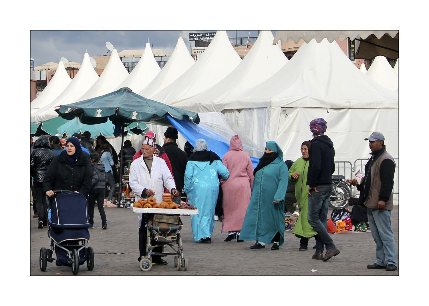 Marrakesch - Djemaa el Fna: 3-Rad-Kinderwagen und Verkaufsbuggy für kleine Geschäfte