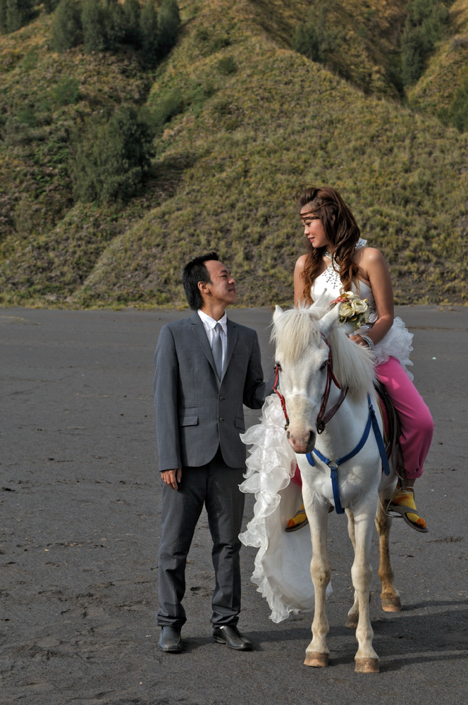 Marriage photoshooting beside Kawah Bromo