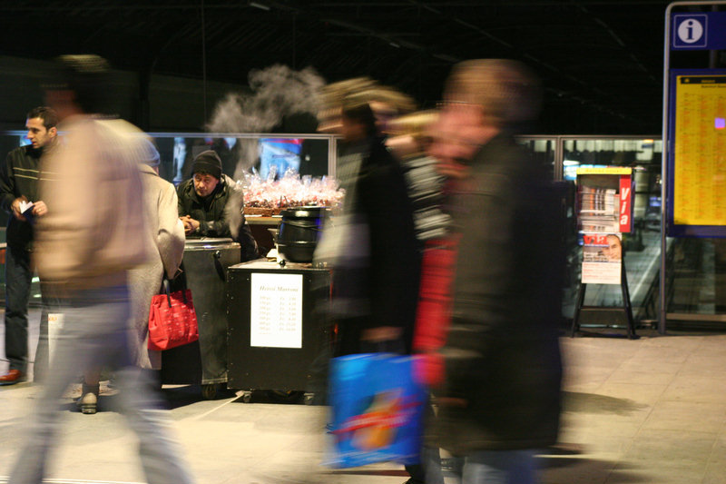 Marroni Verkäufer im kalten Bahnhof