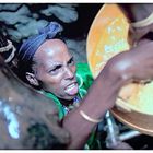 Marsch des Überlebens: Frauen beim Wasserholen im Norden  Kenyas 
