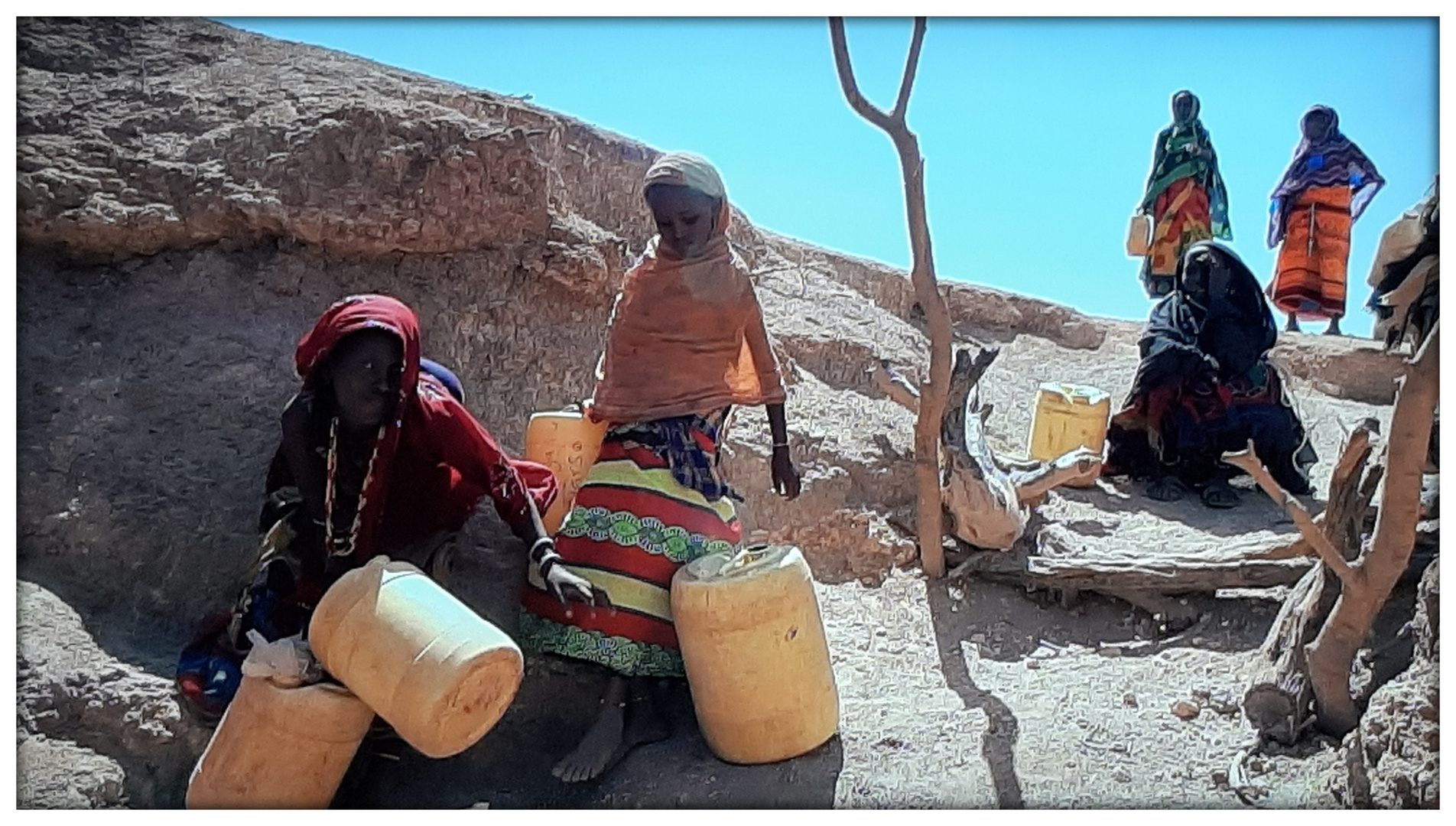 Marsch des Überlebens: Frauen beim Wasserholen im Norden Kenyas