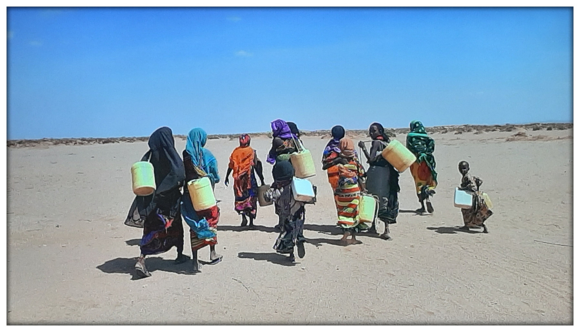 Marsch des Überlebens: Frauen und Kinder beim täglichen Wasserholen im Norden Kenyas